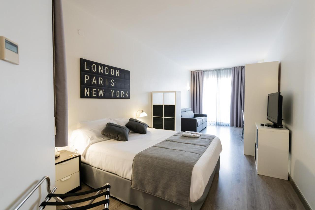 Aparthotel Atenea Calabria Барселона Экстерьер фото