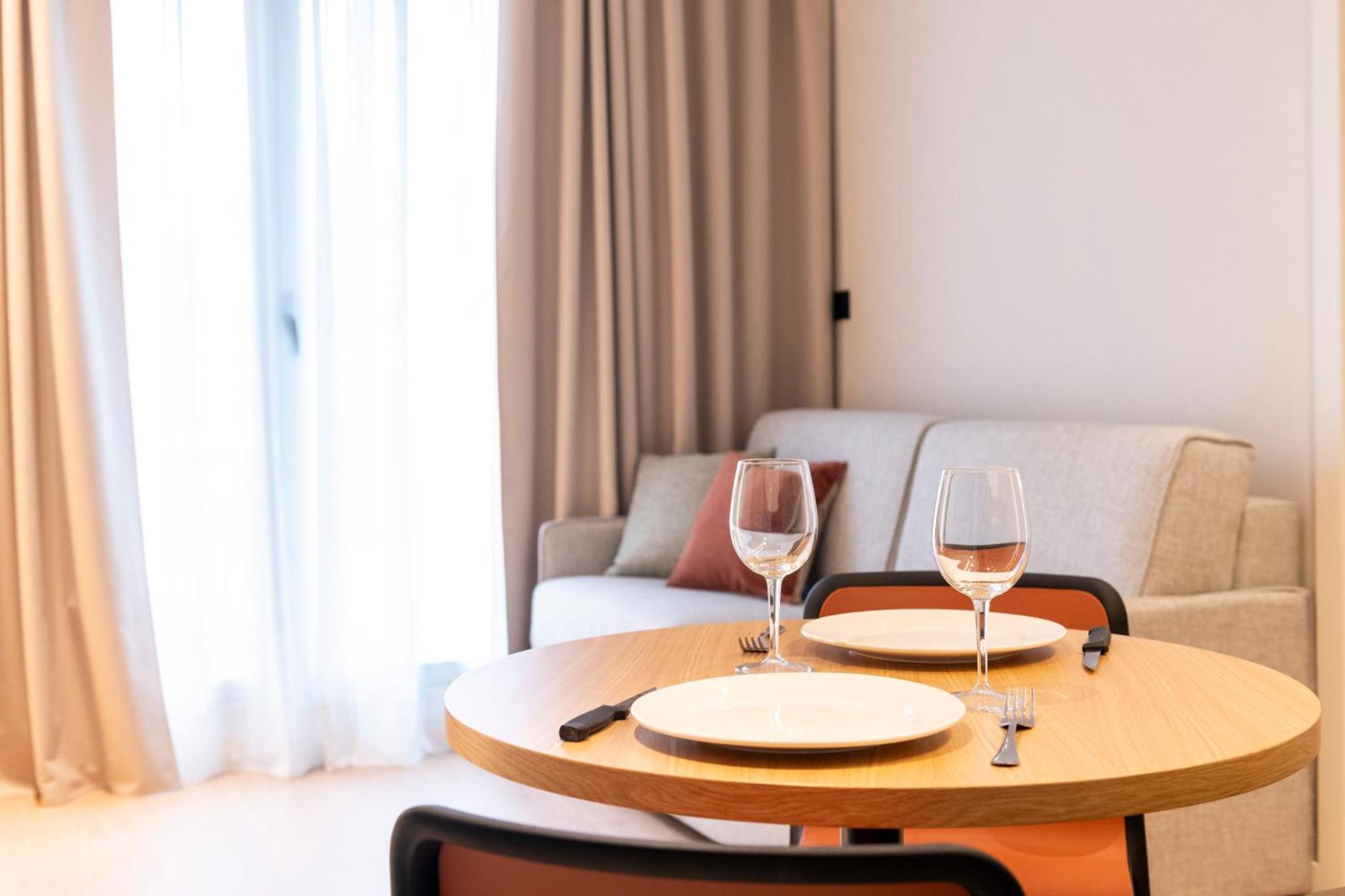 Aparthotel Atenea Calabria Барселона Экстерьер фото