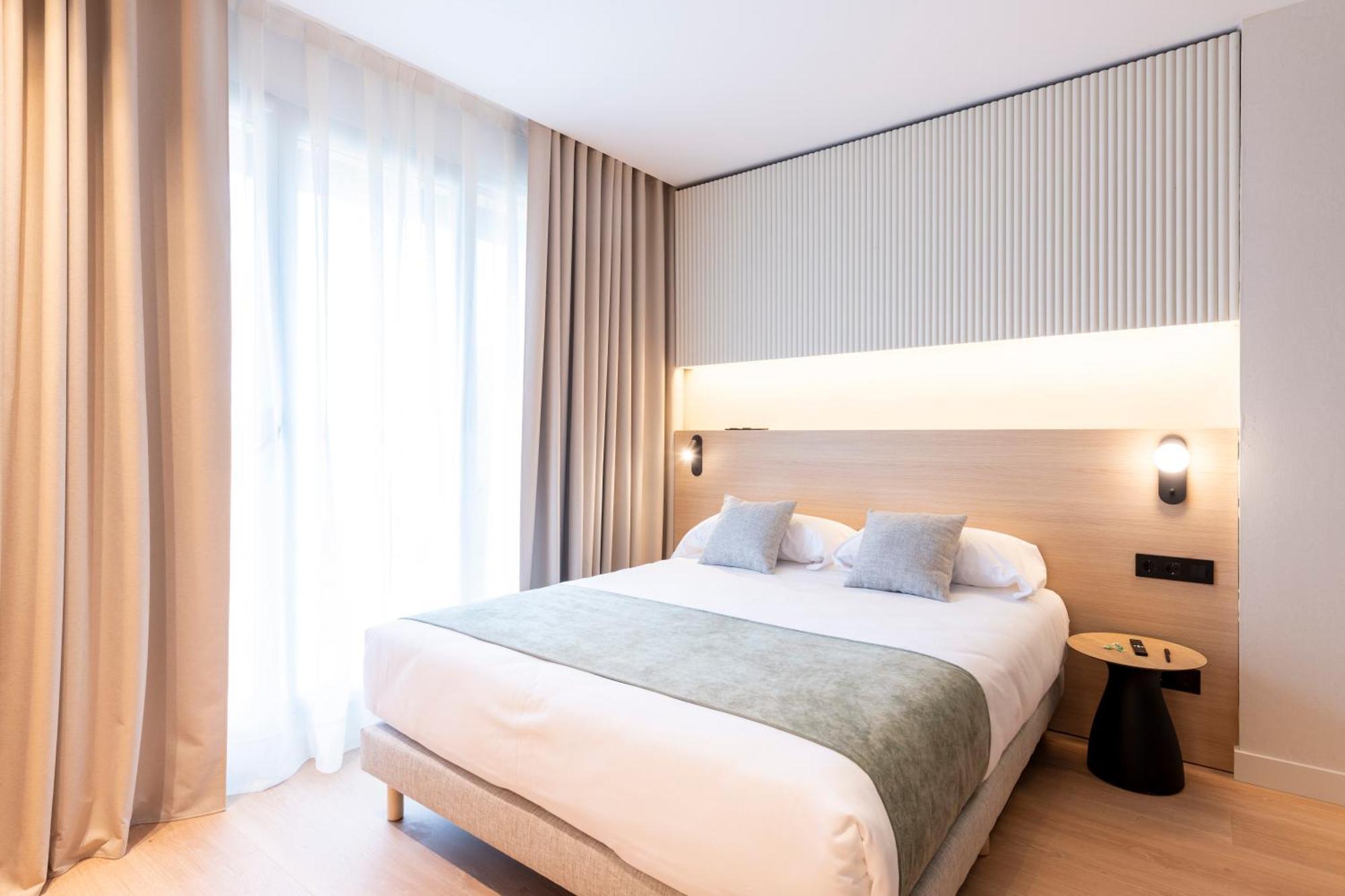 Aparthotel Atenea Calabria Барселона Экстерьер фото