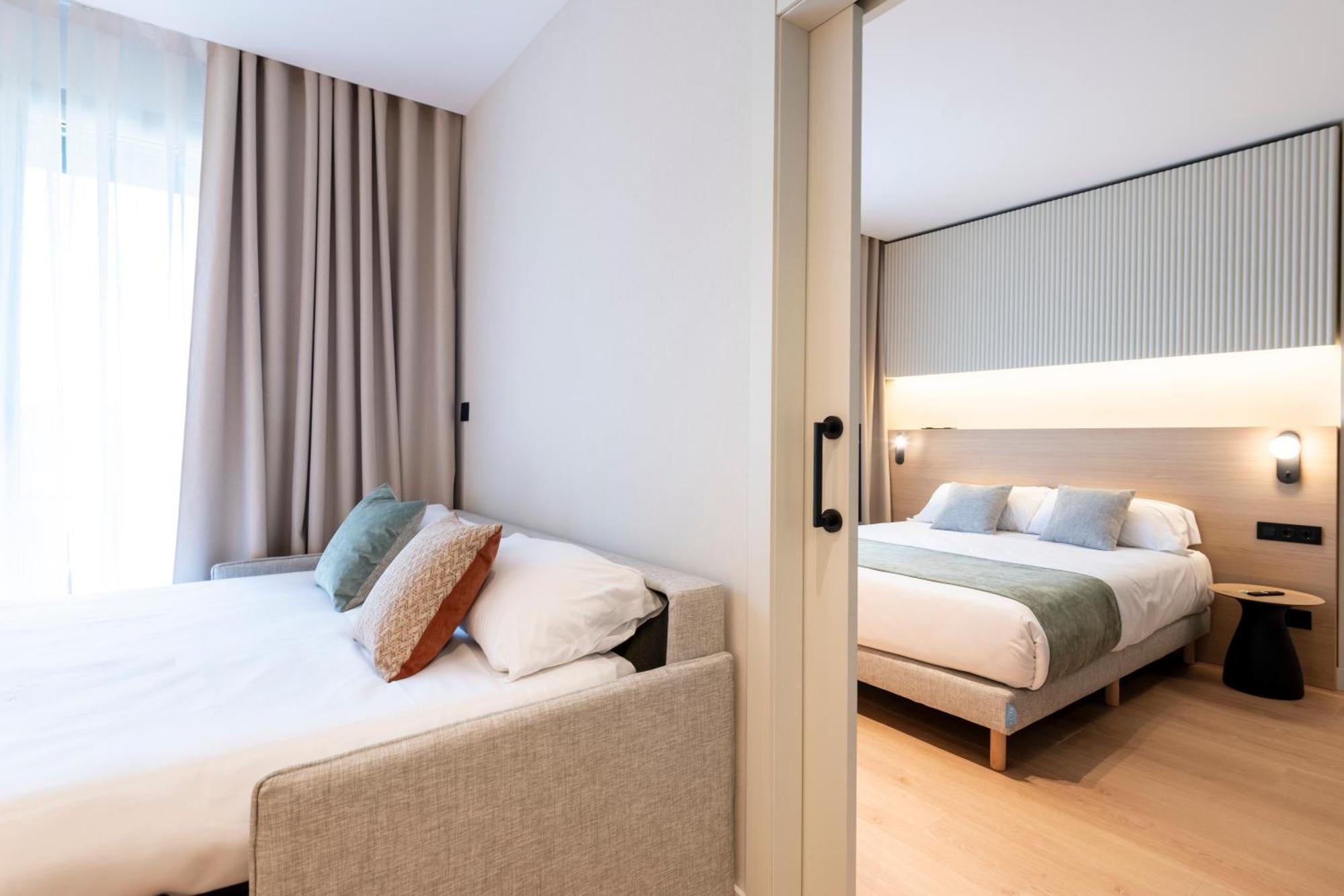 Aparthotel Atenea Calabria Барселона Экстерьер фото