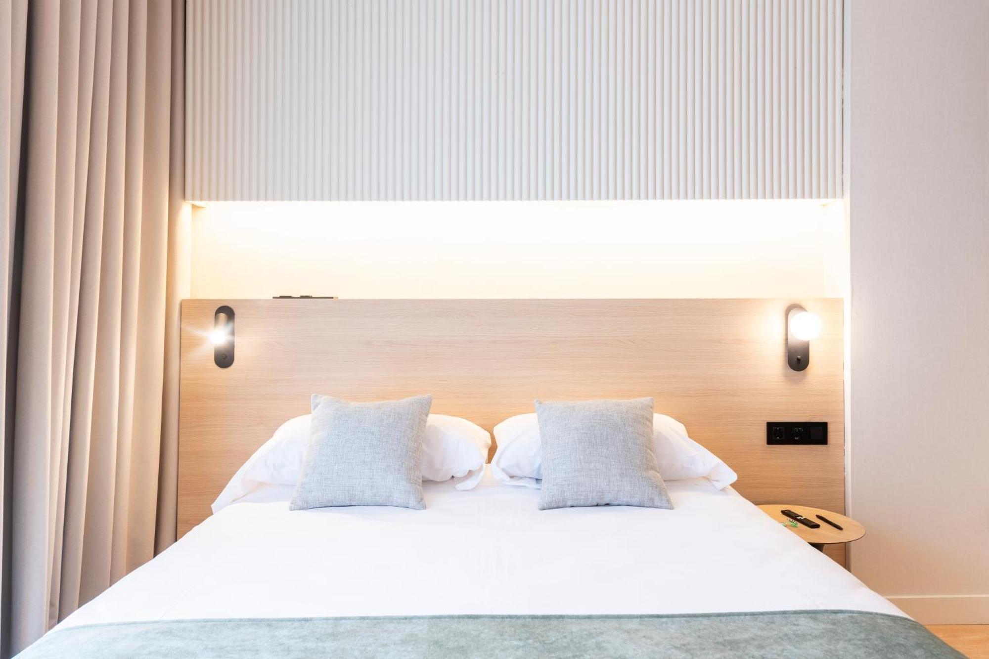 Aparthotel Atenea Calabria Барселона Экстерьер фото