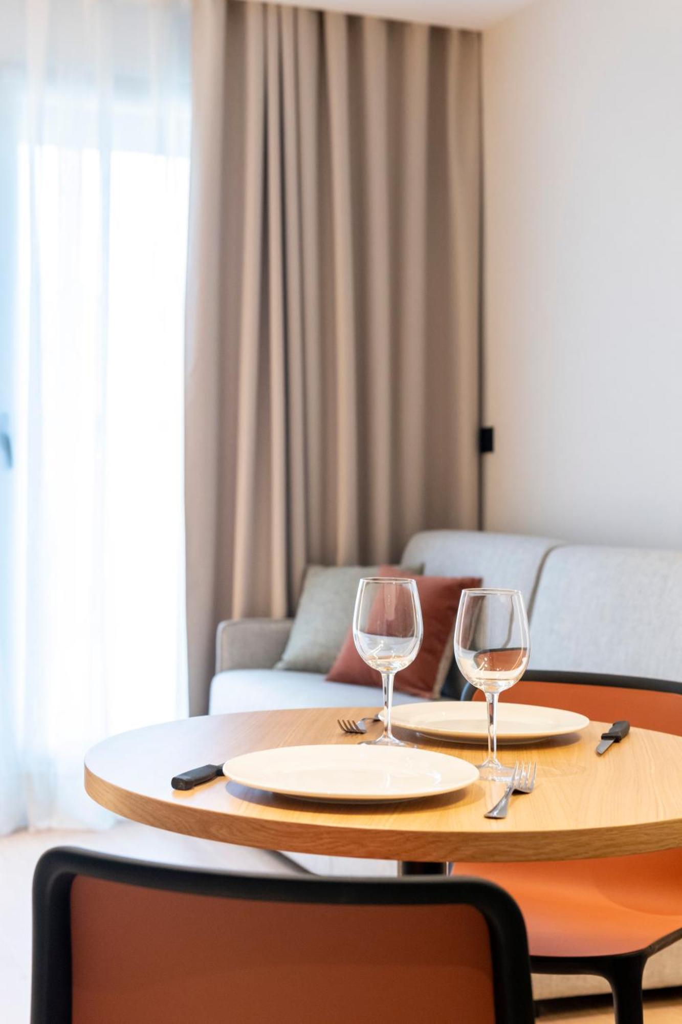 Aparthotel Atenea Calabria Барселона Экстерьер фото