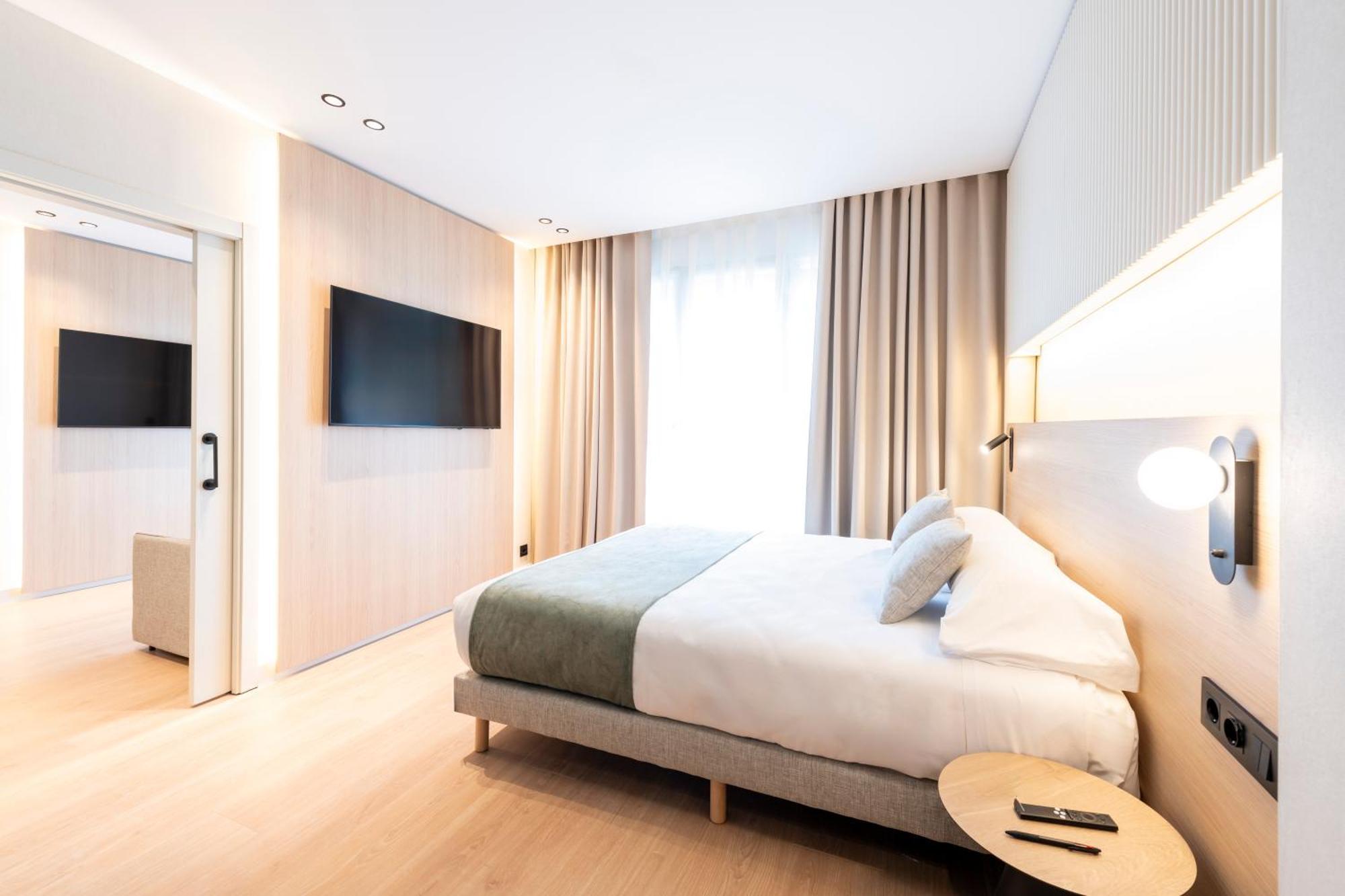 Aparthotel Atenea Calabria Барселона Экстерьер фото