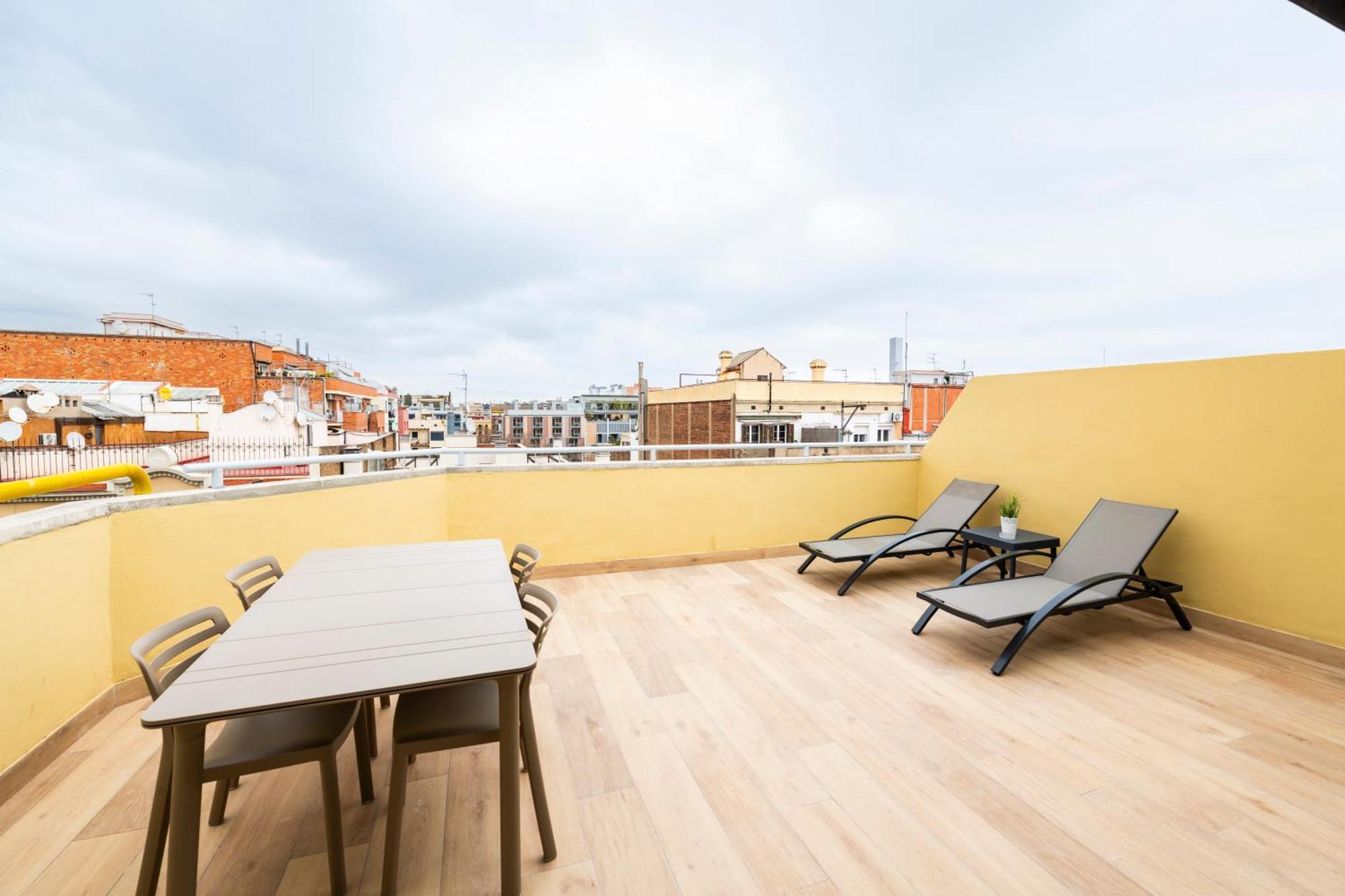 Aparthotel Atenea Calabria Барселона Экстерьер фото