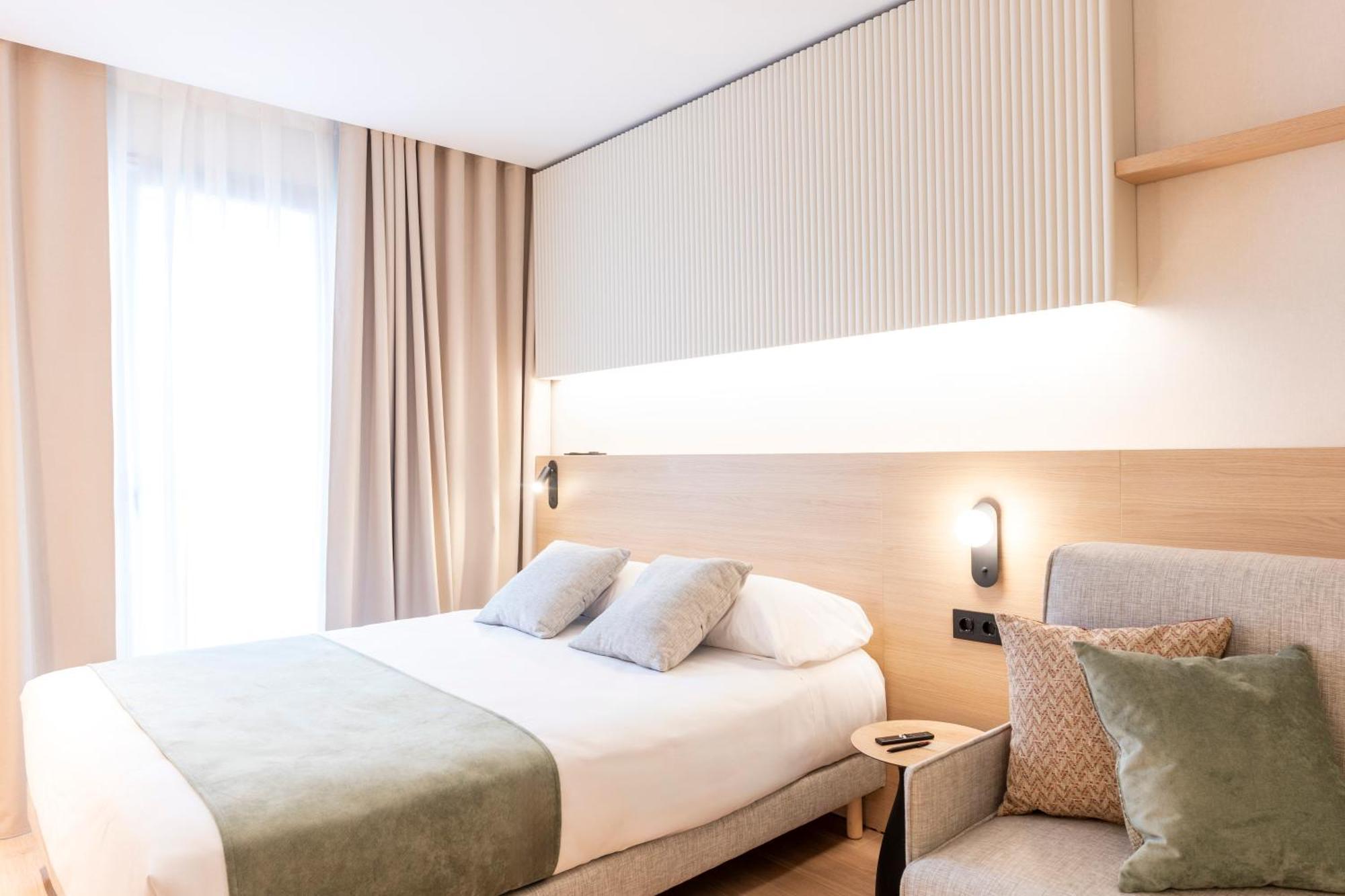 Aparthotel Atenea Calabria Барселона Экстерьер фото