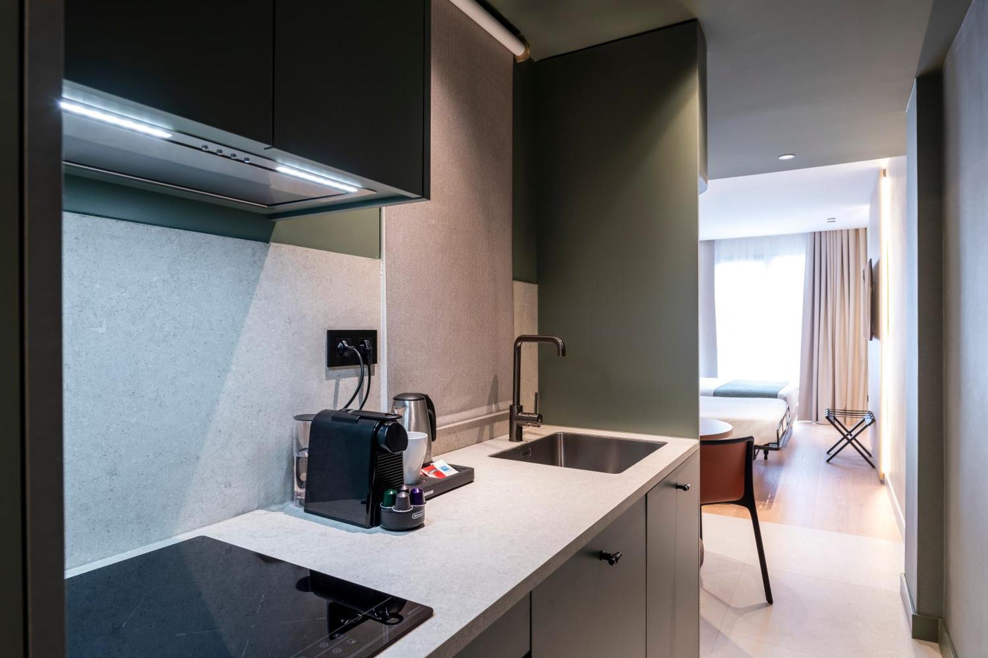 Aparthotel Atenea Calabria Барселона Экстерьер фото