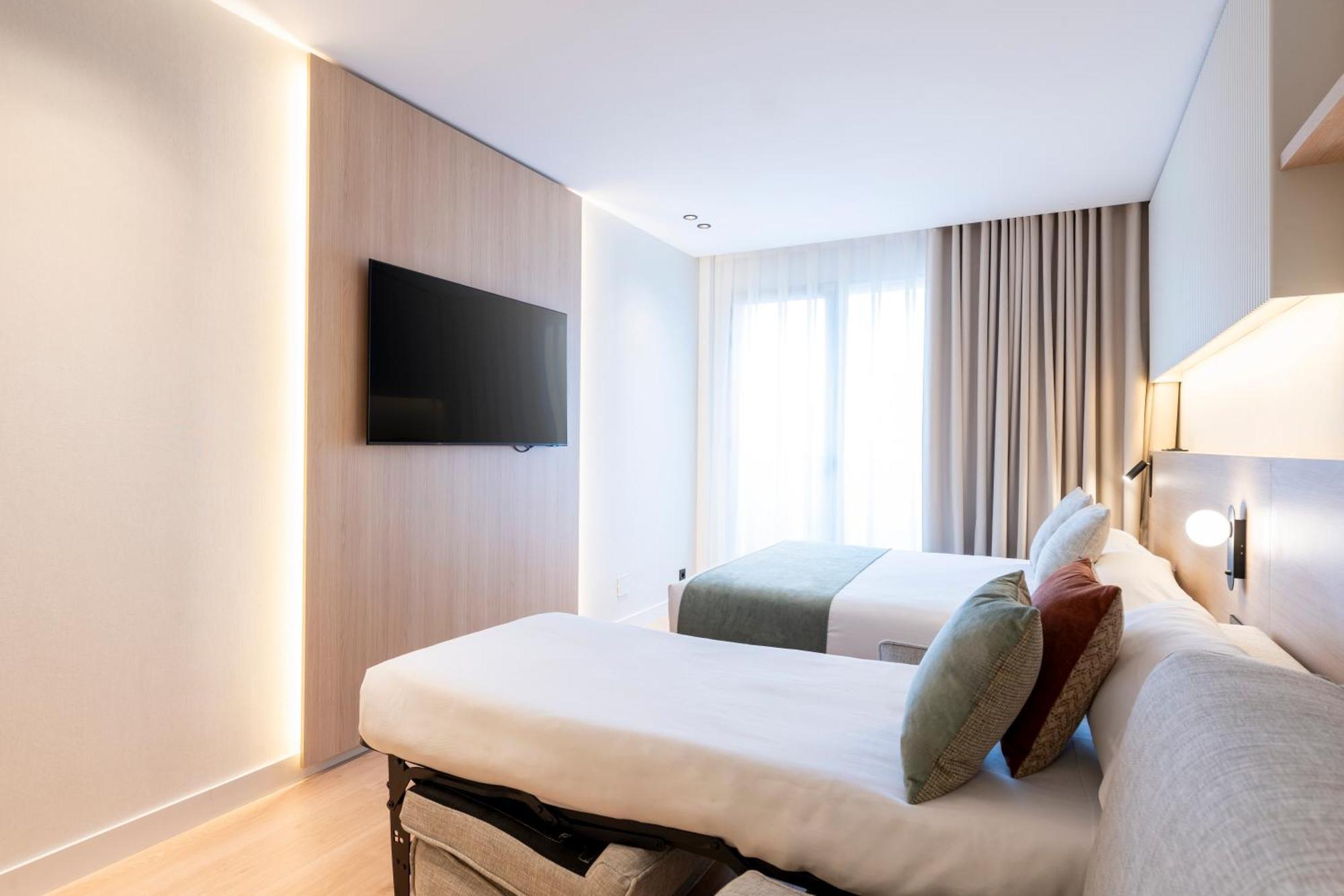 Aparthotel Atenea Calabria Барселона Экстерьер фото
