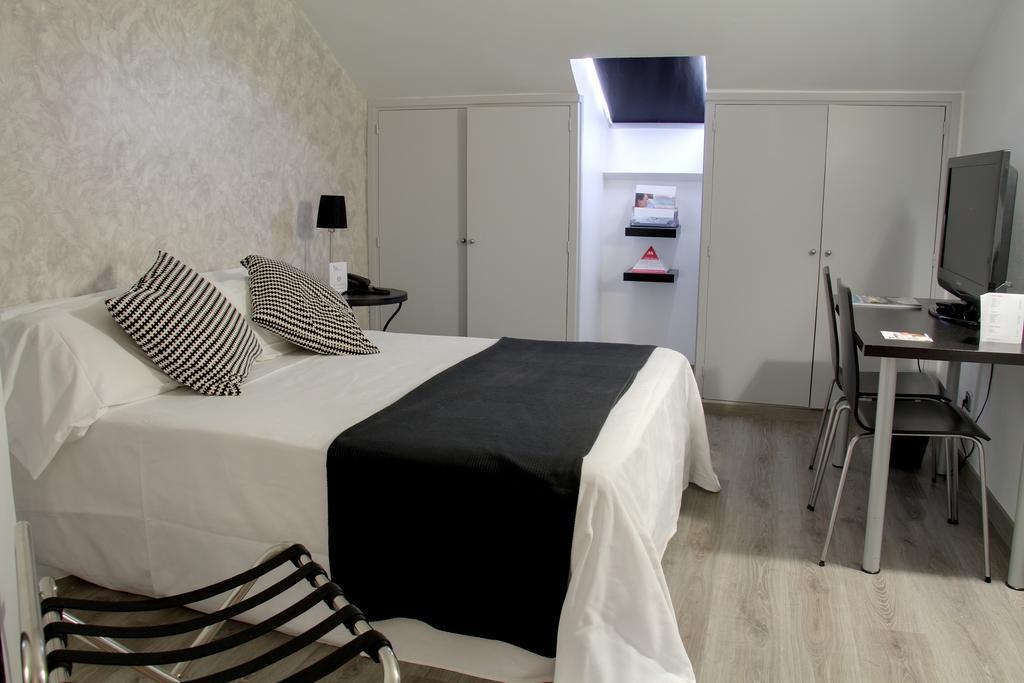 Aparthotel Atenea Calabria Барселона Экстерьер фото