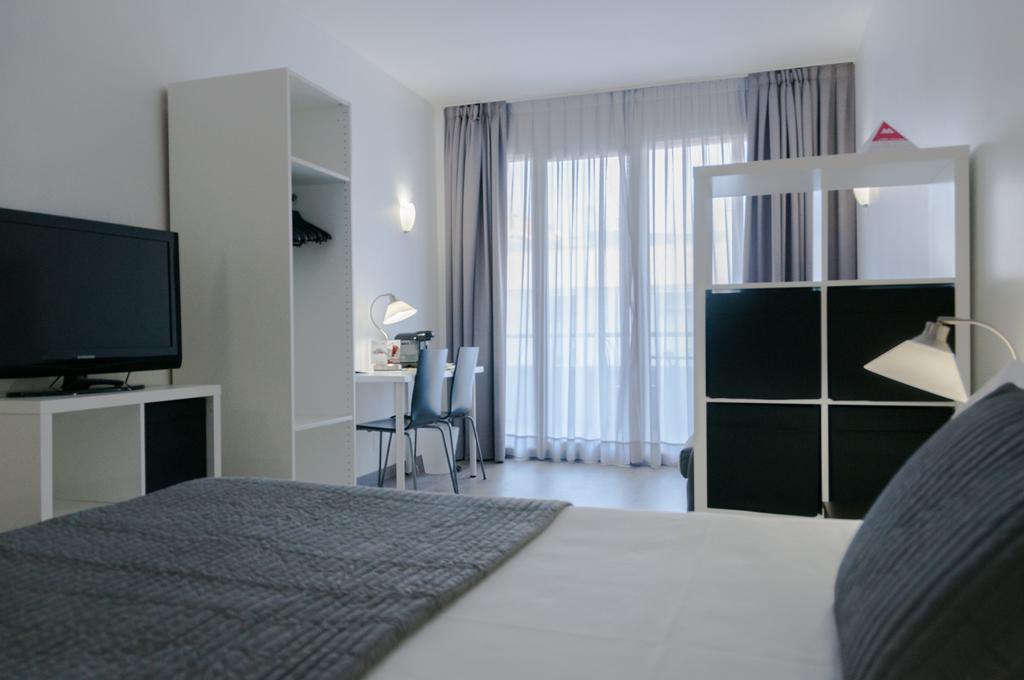 Aparthotel Atenea Calabria Барселона Экстерьер фото