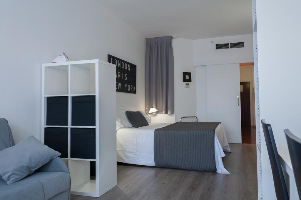 Aparthotel Atenea Calabria Барселона Экстерьер фото