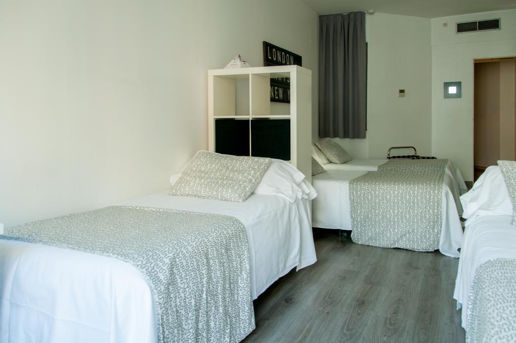 Aparthotel Atenea Calabria Барселона Экстерьер фото