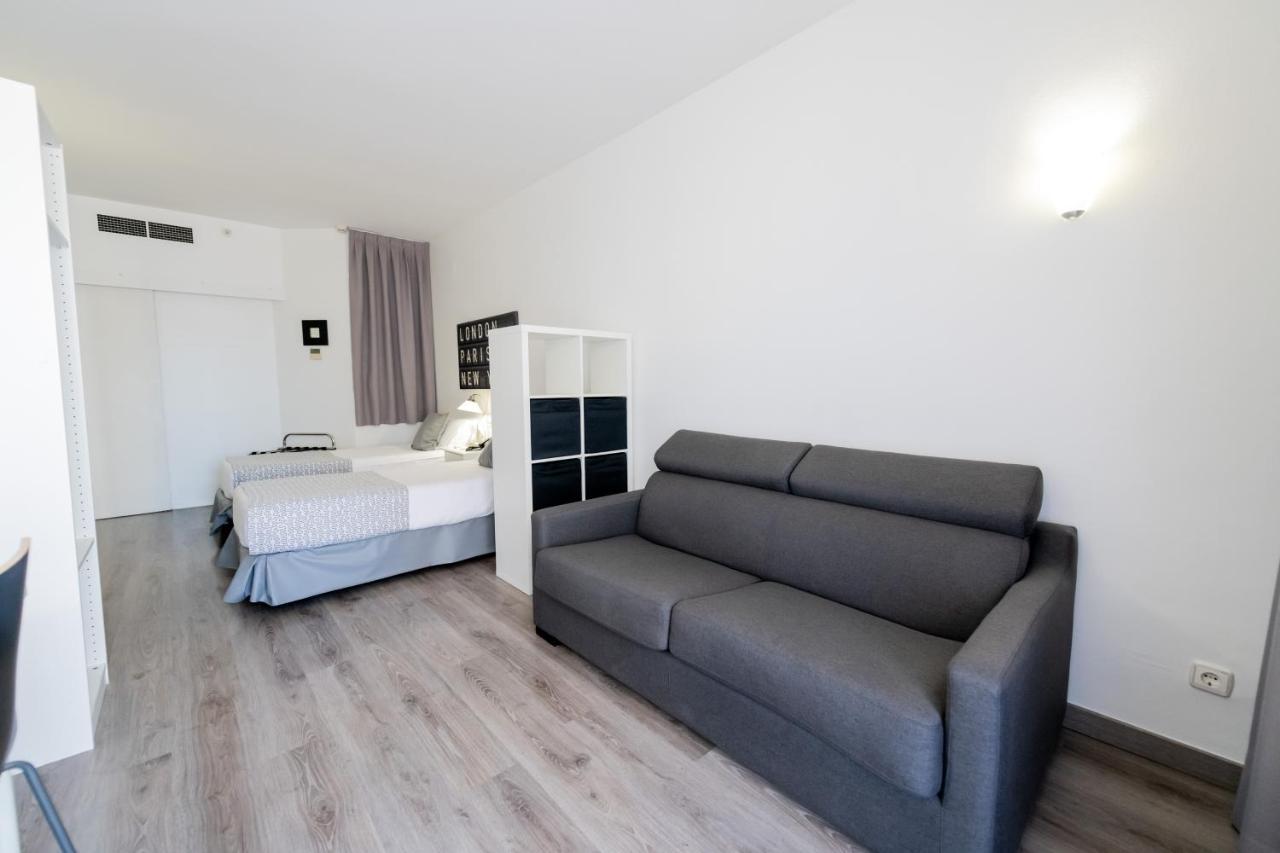 Aparthotel Atenea Calabria Барселона Экстерьер фото